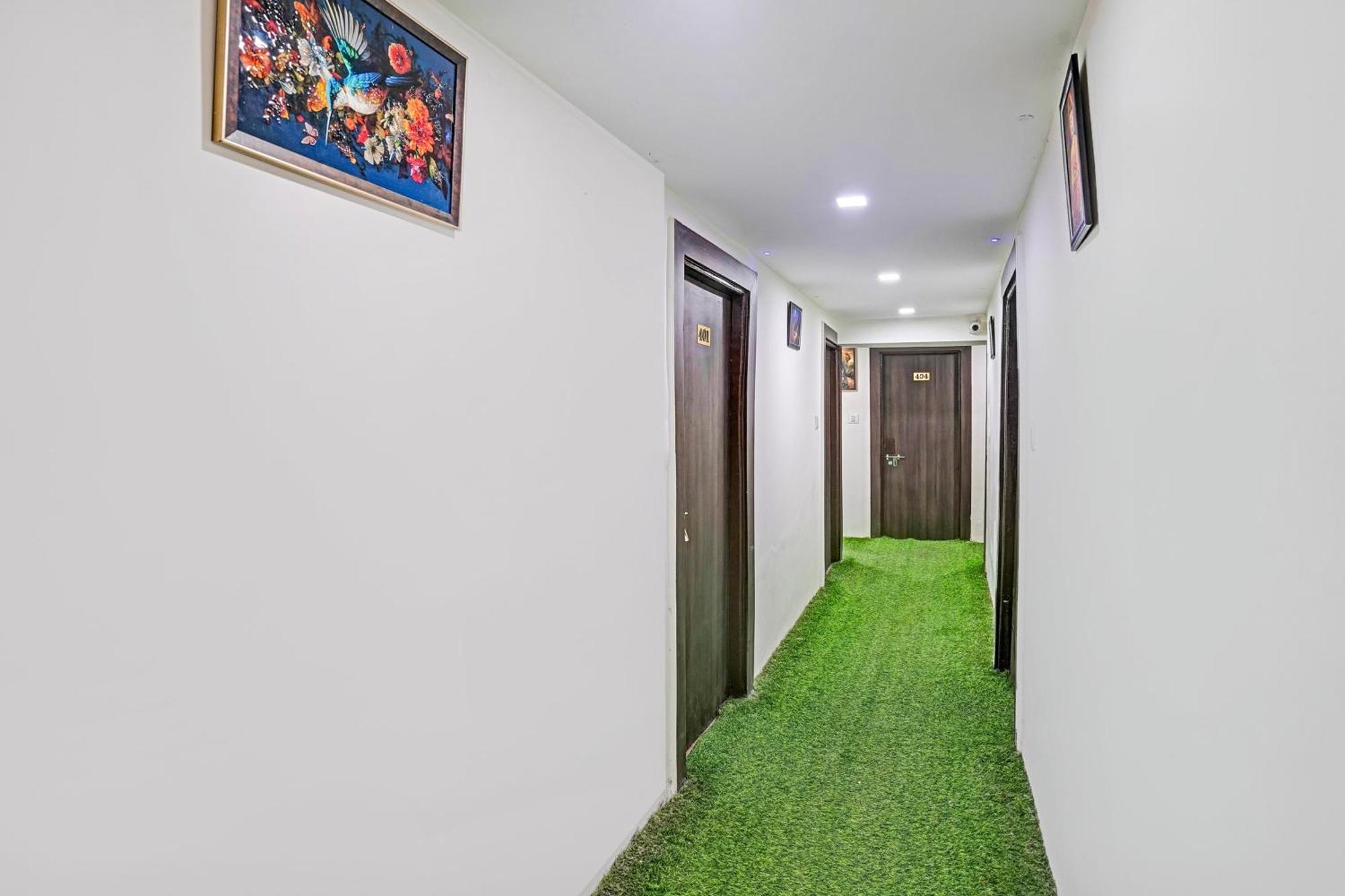 Super Hotel O Navrangpura Cg Road Formerly Hotel Yugraj อาเมดาบัด ภายนอก รูปภาพ