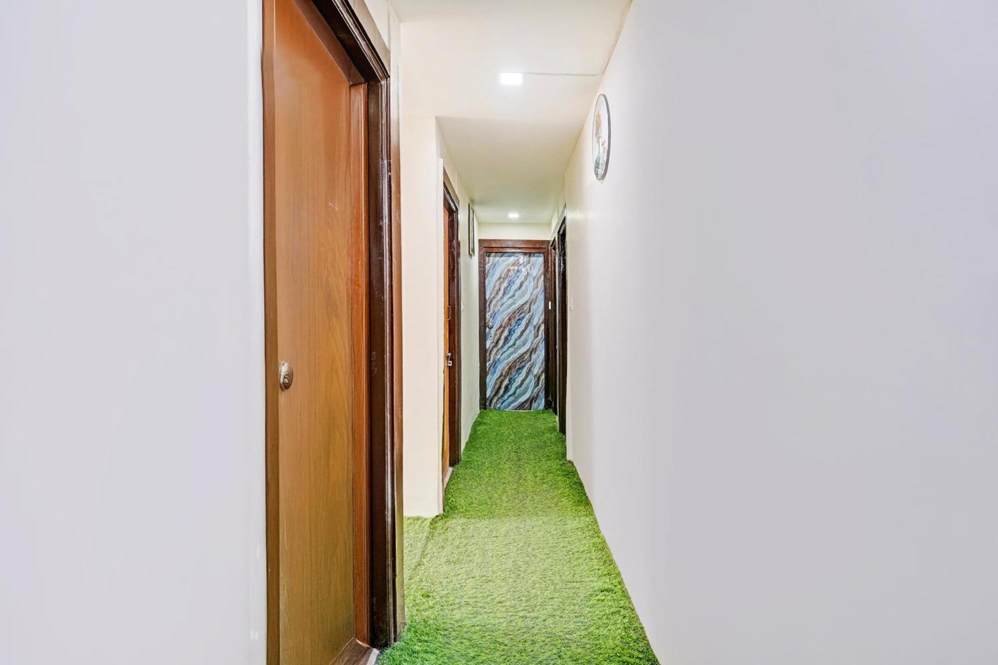 Super Hotel O Navrangpura Cg Road Formerly Hotel Yugraj อาเมดาบัด ภายนอก รูปภาพ