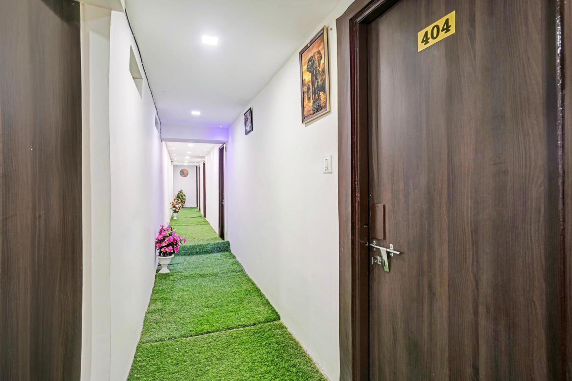 Super Hotel O Navrangpura Cg Road Formerly Hotel Yugraj อาเมดาบัด ภายนอก รูปภาพ