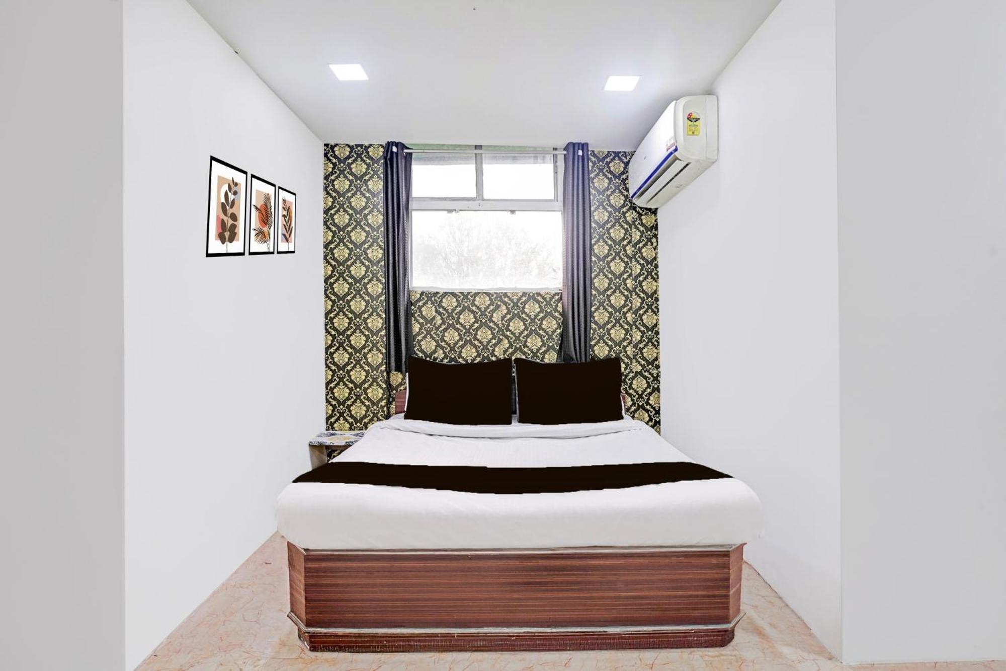 Super Hotel O Navrangpura Cg Road Formerly Hotel Yugraj อาเมดาบัด ภายนอก รูปภาพ