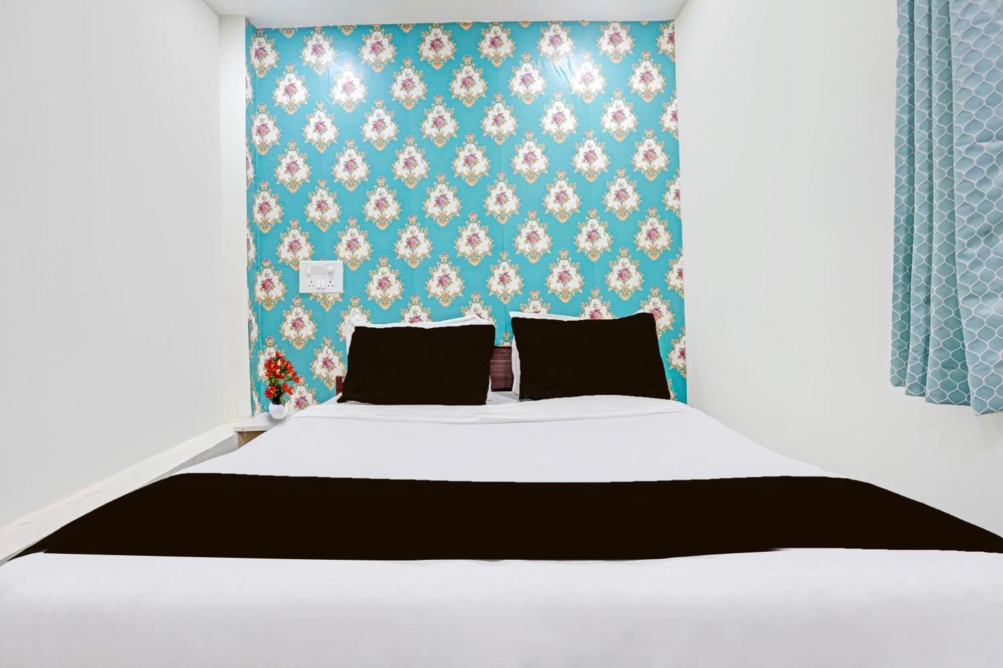 Super Hotel O Navrangpura Cg Road Formerly Hotel Yugraj อาเมดาบัด ภายนอก รูปภาพ
