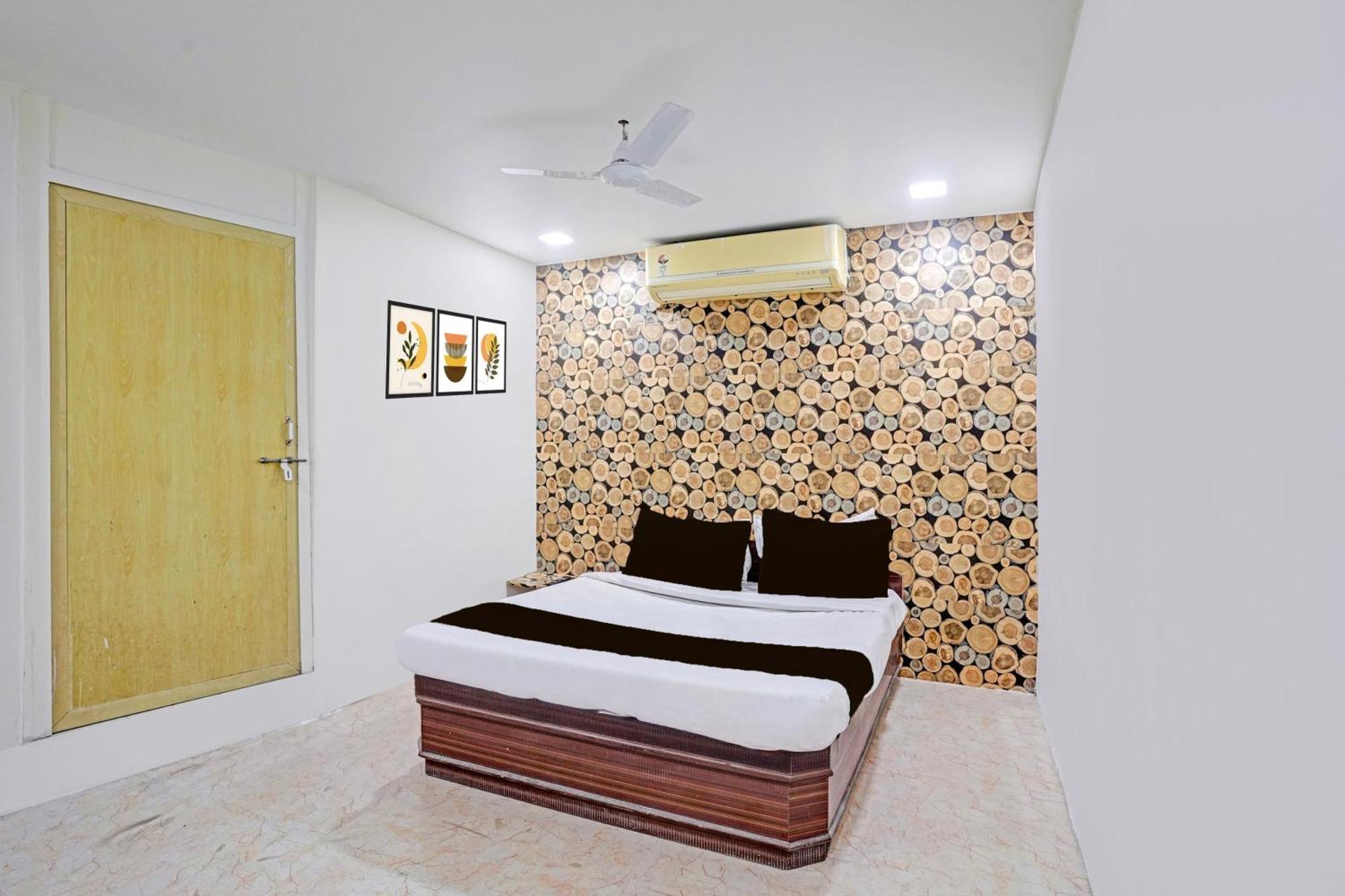 Super Hotel O Navrangpura Cg Road Formerly Hotel Yugraj อาเมดาบัด ภายนอก รูปภาพ